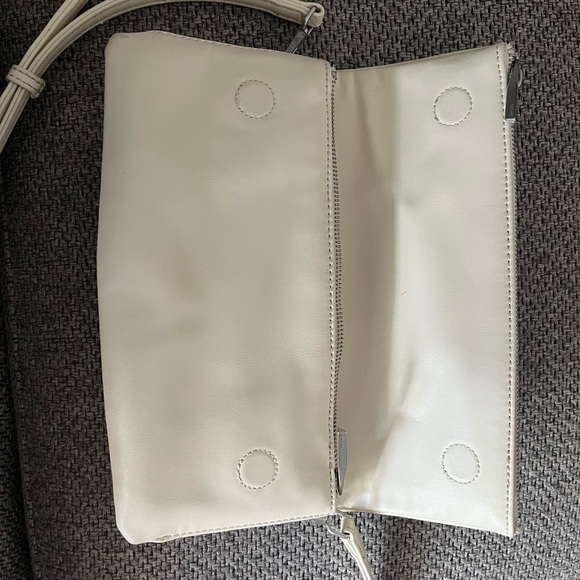 Matt & Nat creme clutch/purse - Picture 3 of 9